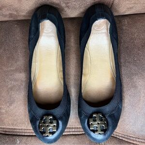 Tory Burch Claire Ballet Flats in Black Leather Gold Logo Slip On Size 7.5 Used